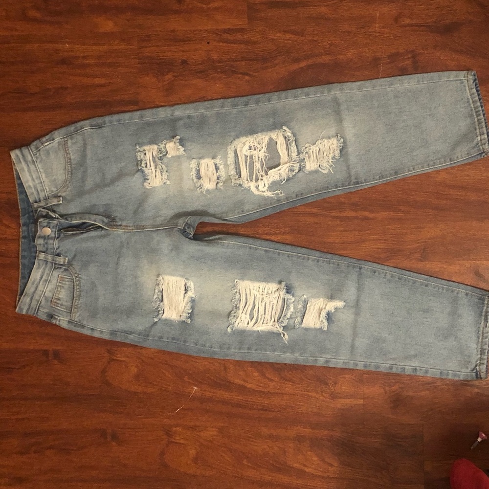 NWOT Mom ripped jeans
